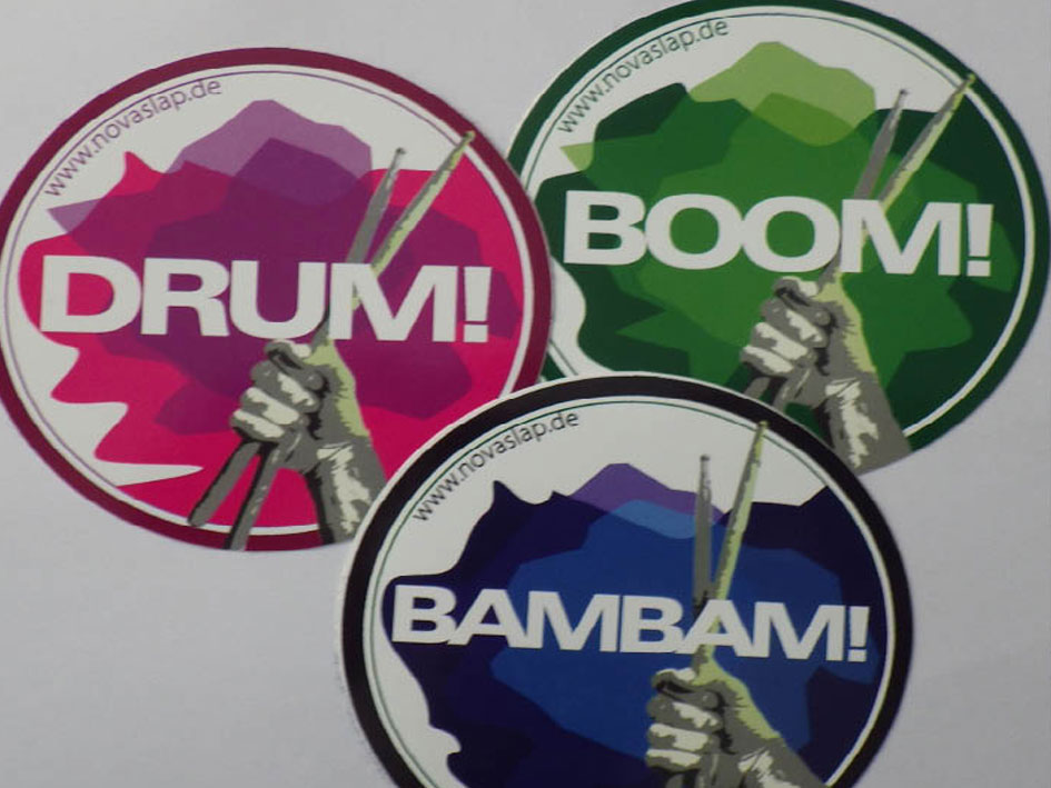 Drei Sticker mit den kraftvollen Wörtern "Boom" und "Bam".
