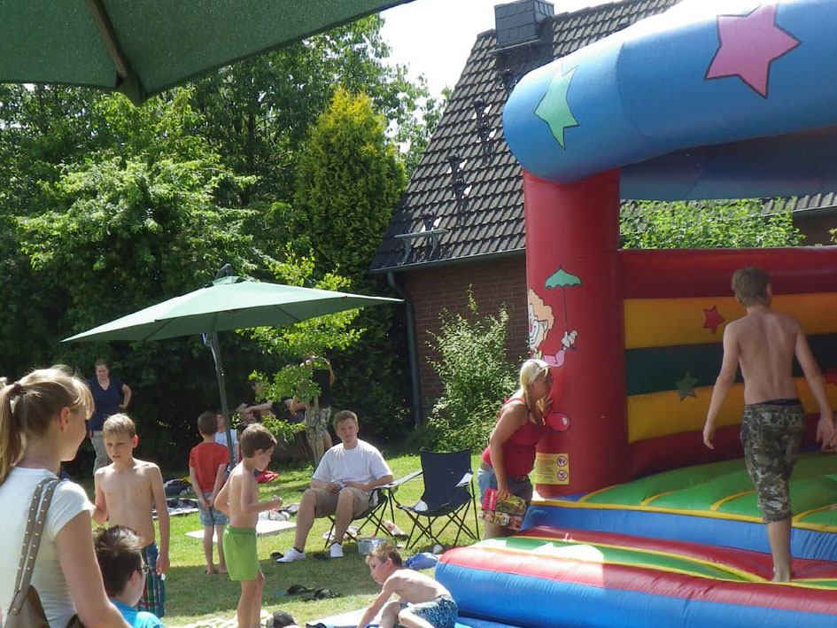 Eine große, aufblasbare Hüpfburg in lebhaften Farben, perfekt für Kinderfeste und Veranstaltungen.