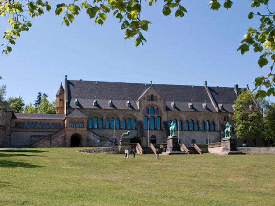 Großes Gebäude mit weitläufigem Rasen davor.