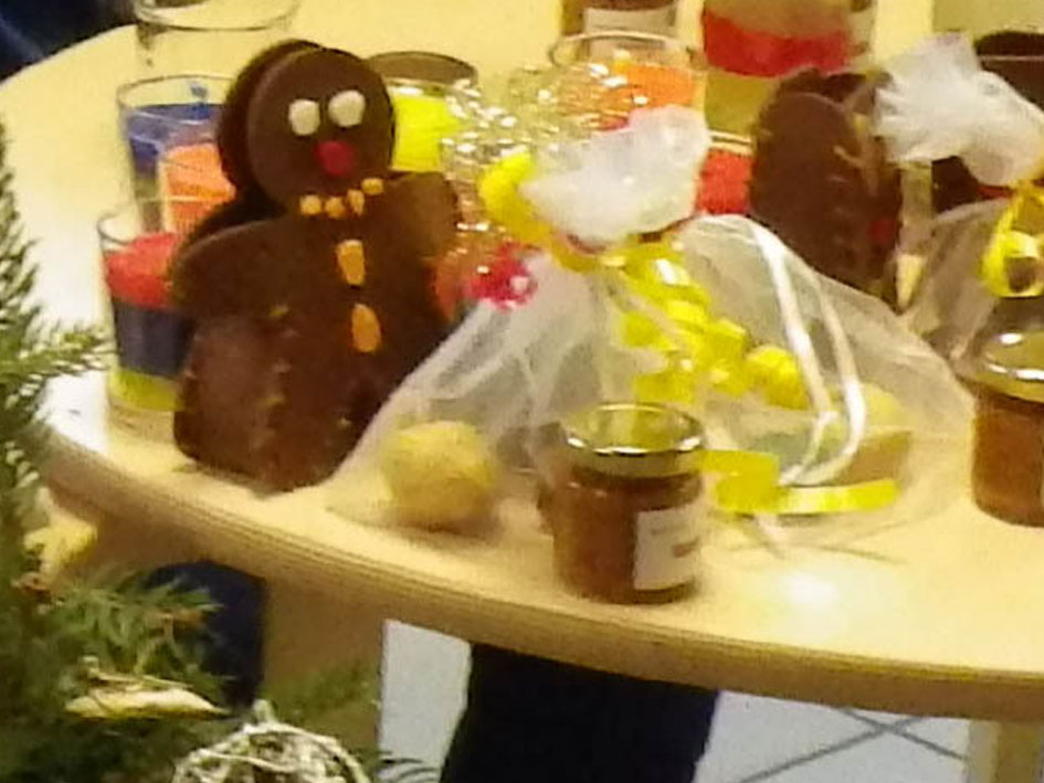 Ein Tisch mit festlichen Weihnachtsdekorationen und Geschenken in bunten Verpackungen.