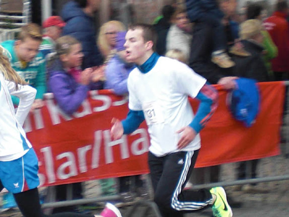 Zwei Personen laufen in einem Rennen, während eine Menge im