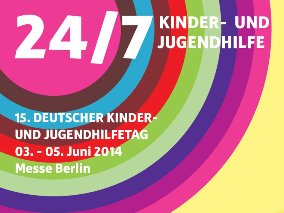 Plakat für das 24. Internationale Kinderfestival in Berlin, bunt gestaltet mit fröhlichen Motiven und Veranstaltungshinweisen.