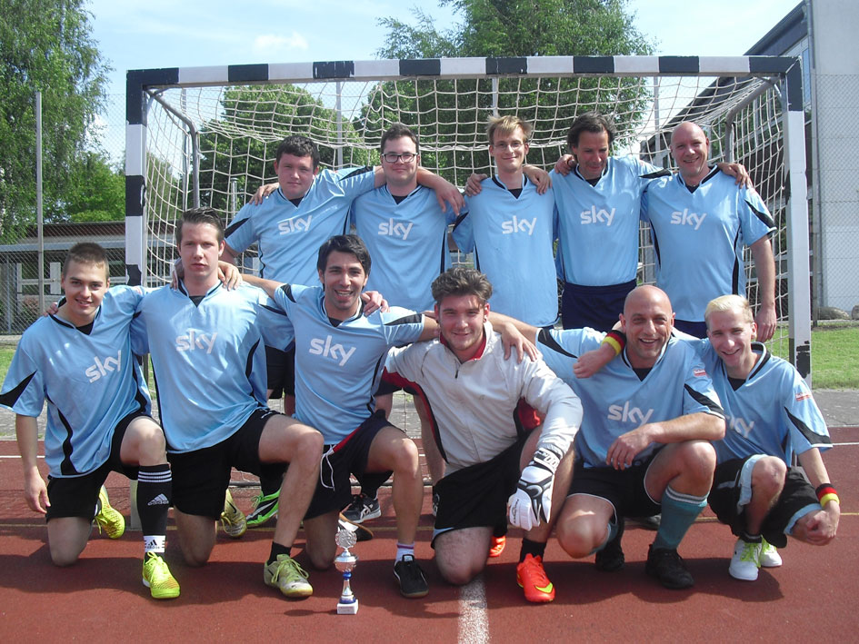 Eine Gruppe von Männern posiert lächelnd für ein Foto.