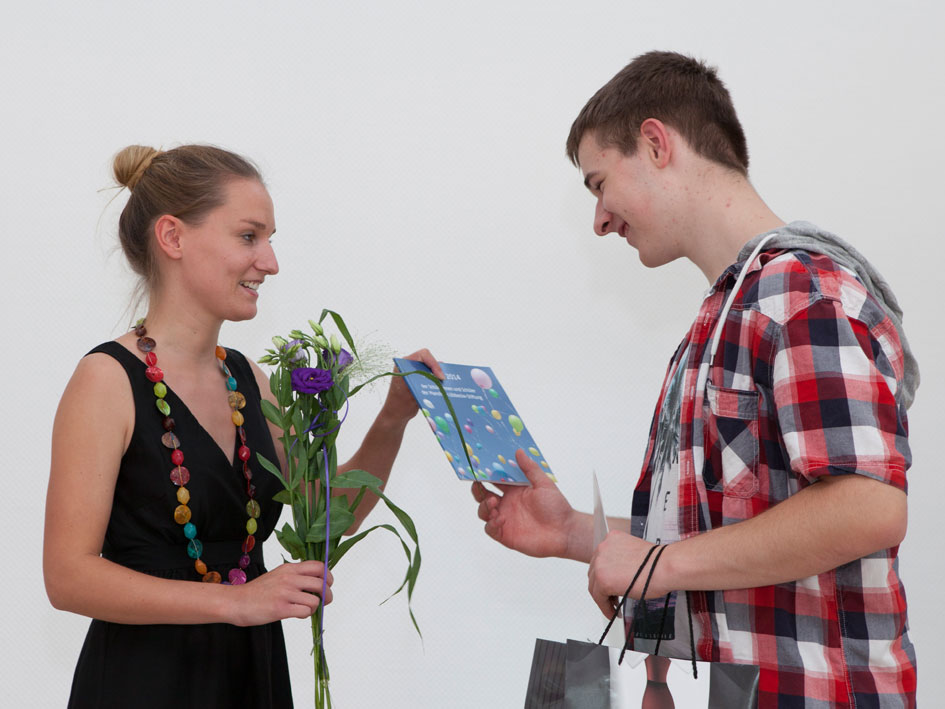 Ein Mann hält einen bunten Blumenstrauß in seinen Händen.