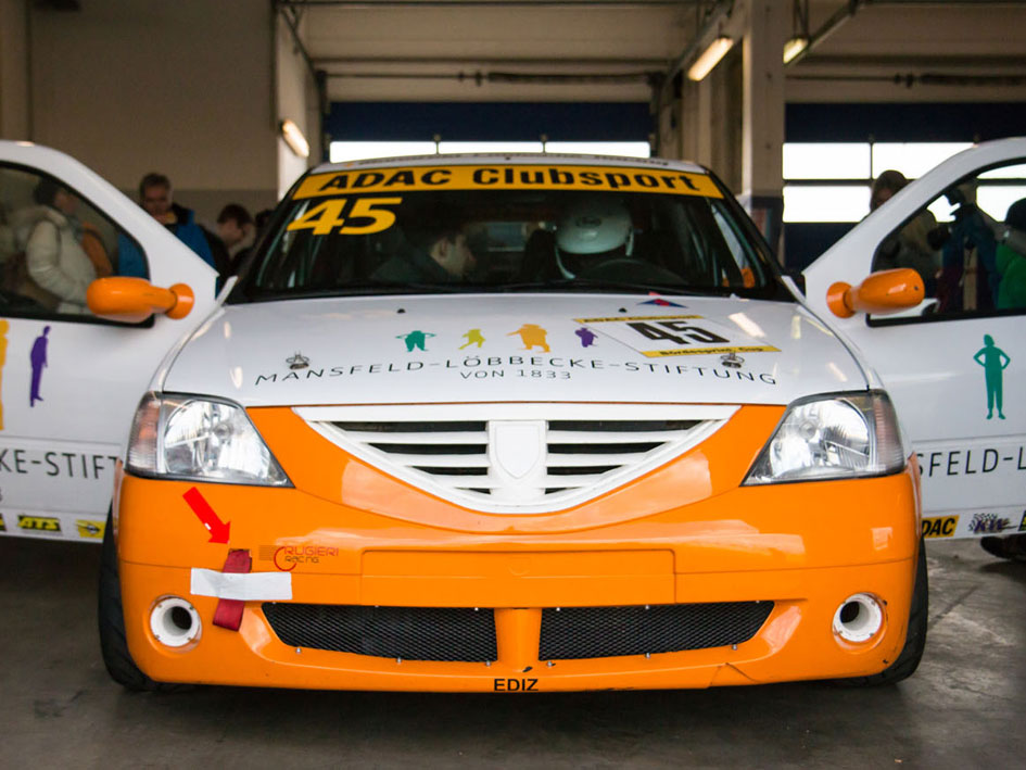 Ein weißes und oranges Auto mit einer Nummer auf der Seite.