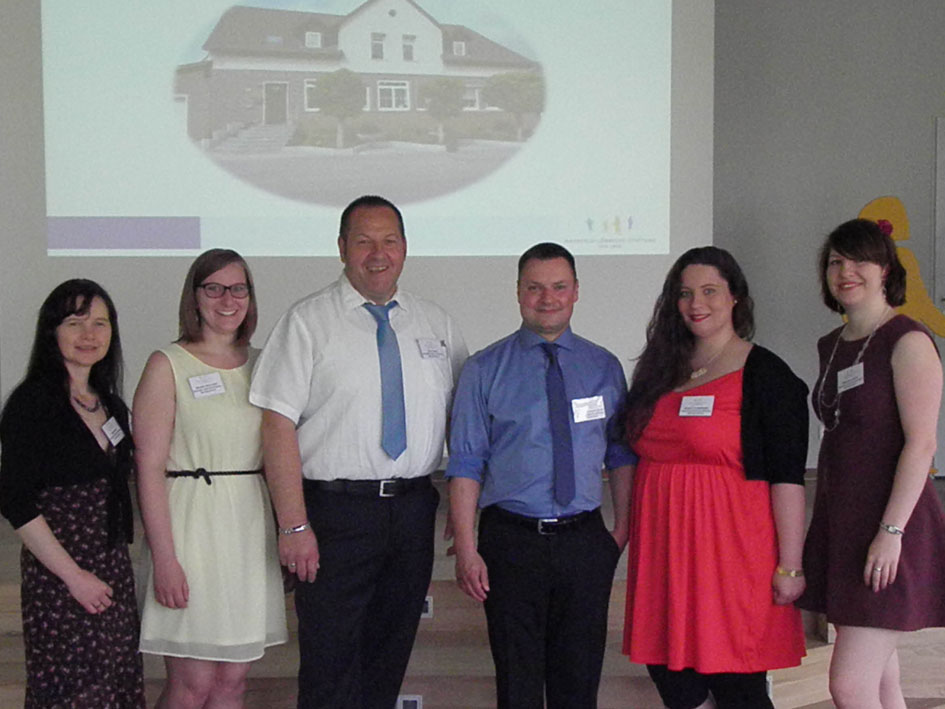 Eine Gruppe von Menschen versammelt sich vor einem