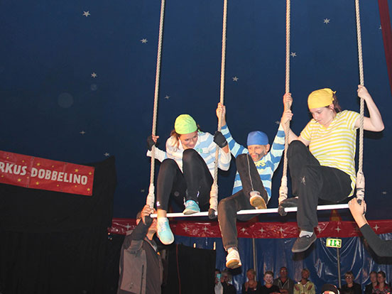 Eine Gruppe von Menschen, die an einem Seil hängen und sich gegenseitig festhalten.