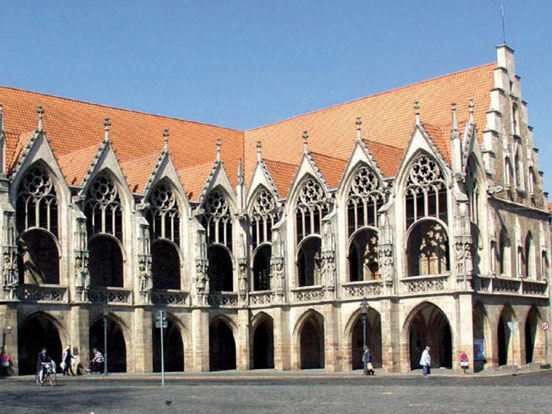 Ein großes Gebäude mit mehreren Stockwerken und einer beeindruckenden Fassade.