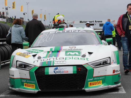 Audi R8 LMS Rennteam am Start des 24-Stunden-Rennens von Le Mans, bereit für den Wettbewerb.