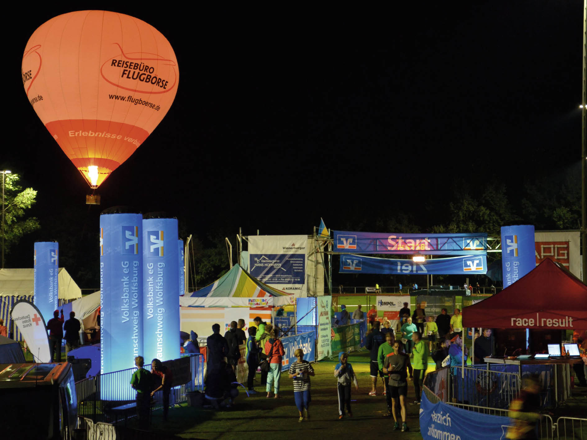 Eine große Menschenmenge versammelt sich an einem öffentlichen Ort.