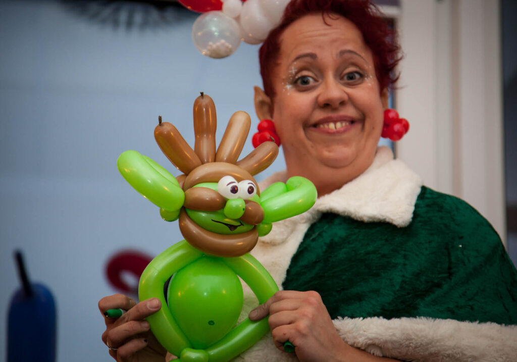 Eine Frau trägt ein grünes Shirt.