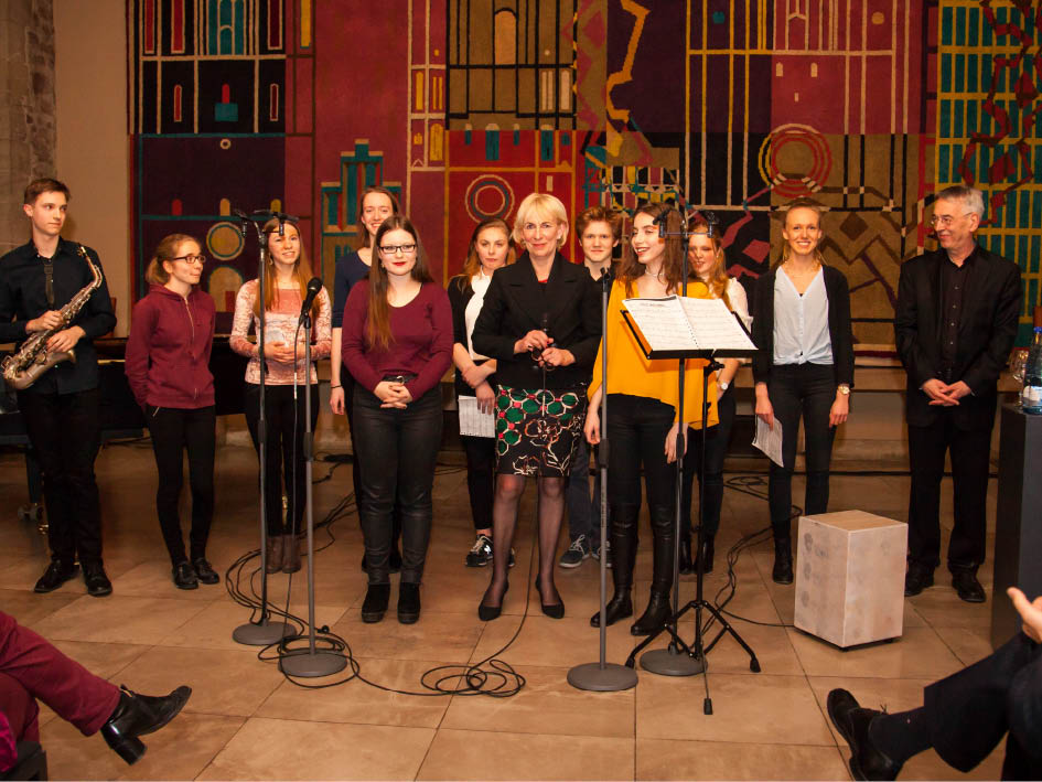 Christiane Redecke (Mitte) mit dem Popchor der Musikschule