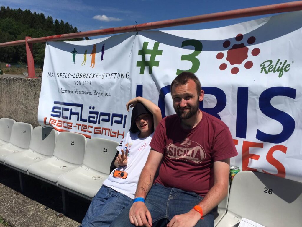 Eine Frau erstellt ein großes Gemälde auf einer Leinwand.