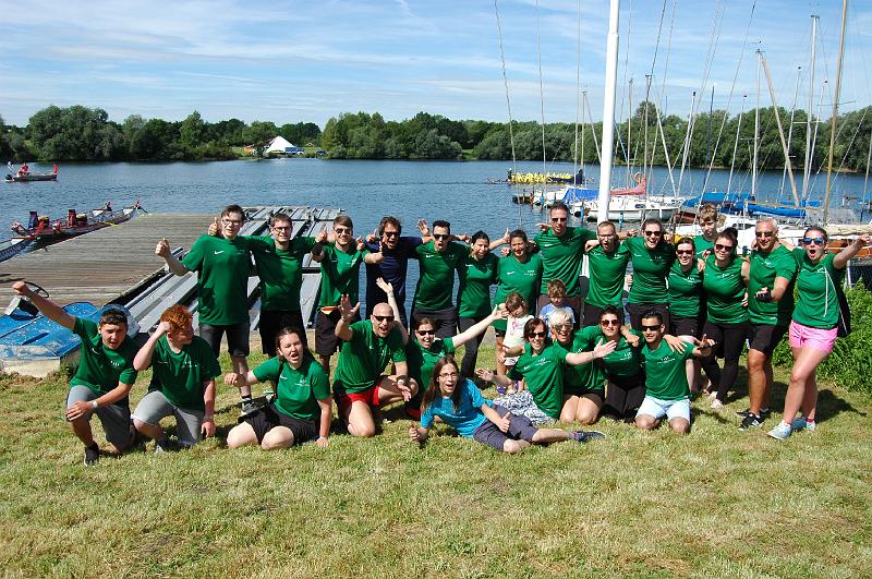 Eine Gruppe von Menschen in grünen T-Shirts posiert für ein Foto.