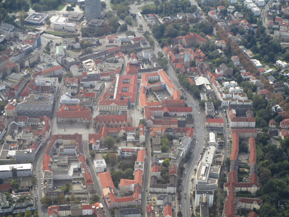 Luftaufnahme von Braunschweig, Deutschland: Stadtbild mit roten Dächern, Straßen, Plätzen und grünen Bäumen. Architektur und Stadtplanung.