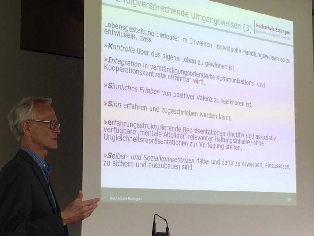 Präsentation Hochschule Esslingen: Vortragender erklärt "Erfolgversprechende Umgangsweisen", Lebensgestaltung, Selbst- und Sozialkompetenzen.