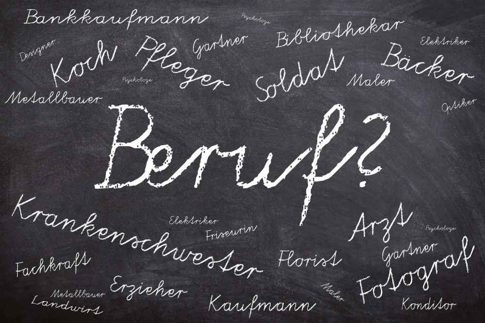 Berufswahl: Tafel mit Berufsbezeichnungen wie Arzt, Bäcker, Koch, Fotograf, Krankenschwester, Soldat, Erzieher, Gärtner.