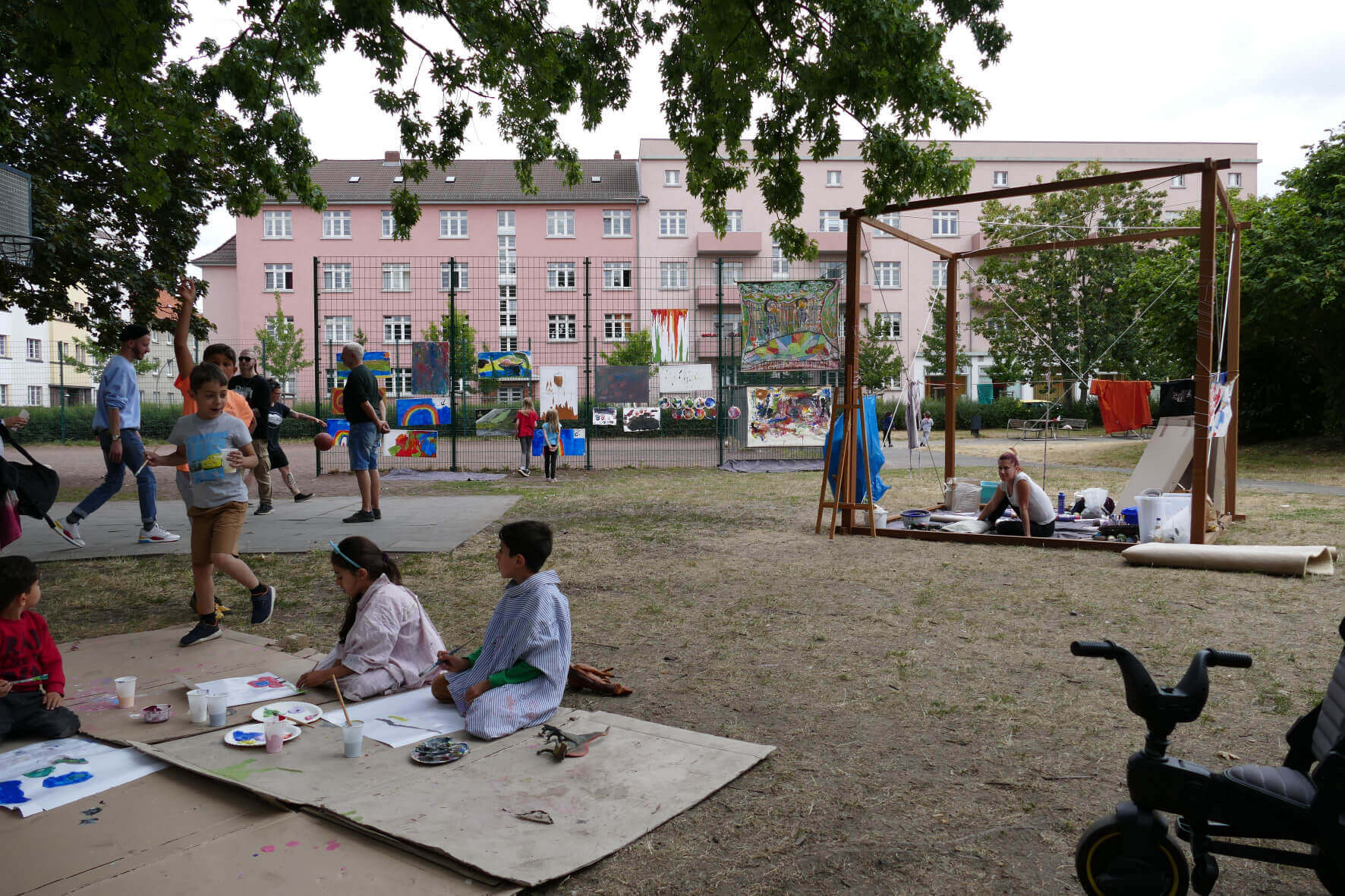 Glücklicher Absolvent hält sein Abschlusszeugnis im Freien. Erfolgreicher Student feiert bestandenes Examen im Grünen.