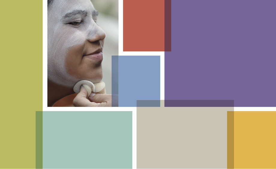 Gesichtspflege: Frau reinigt Gesicht mit Wattepad und Gesichtsreinigung. Bunte, abstrakte Quadrate im Hintergrund. Hautpflege-Routine.