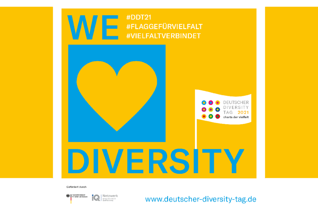 Quadratische Grafik mit gelbem Text "WE ♥ DIVERSITY" auf blauem Hintergrund. Rechts daneben eine weiße Flagge mit bunten Punkten und "Deutscher Diversity Tag 2021". Oben und unten sind Hashtags und eine Website abgebildet.