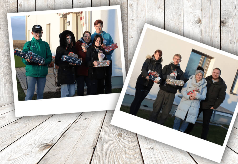 Zwei polaroidartige Fotos auf einer hölzernen Oberfläche zeigen Gruppen von Menschen im Freien, die eingepackte Geschenkkartons halten und an einem sonnigen Tag in die Kamera lächeln.