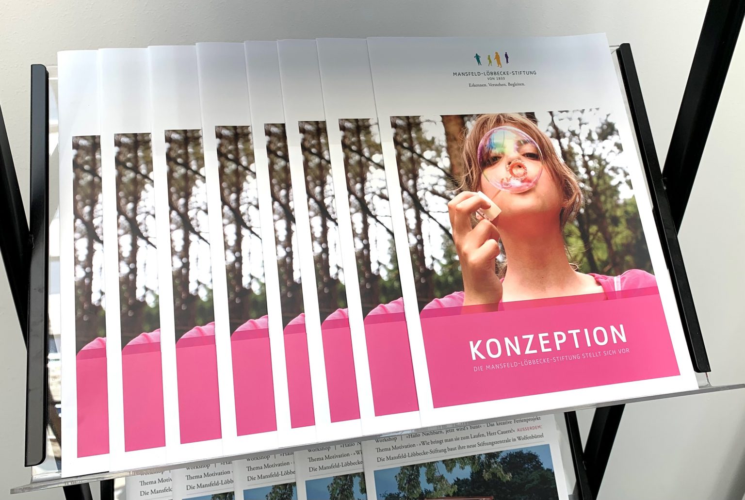 Mansfeld-Lobbecke-Stiftung Konzeption: Mädchen macht Seifenblasen. Broschüre der Stiftung, soziales Engagement, Kinderförderung.