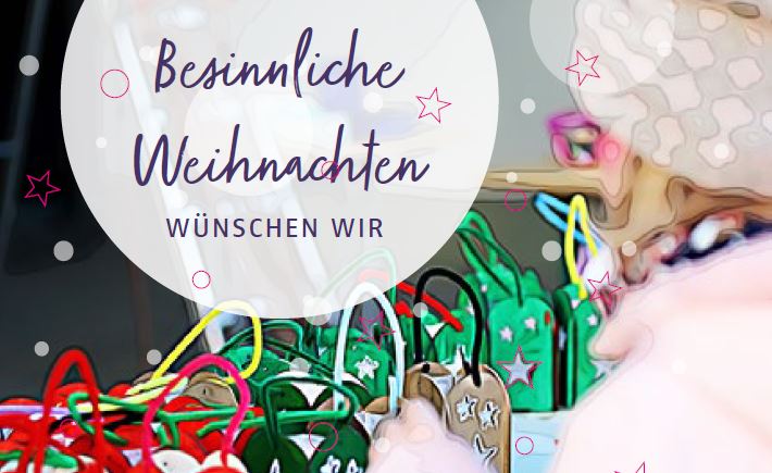 Besinnliche Weihnachten! Weihnachtliche Dekoration, bunte Geschenktüten mit Sternen, festliche Stimmung, Weihnachtszeit.
