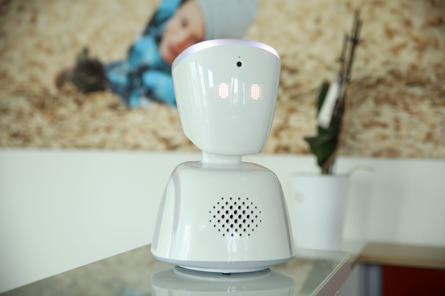 Weißer Roboter mit LED-Augen und Lautsprecher. Intelligenter Haushaltsroboter für Kinder und Senioren. Smarthome Technologie.
