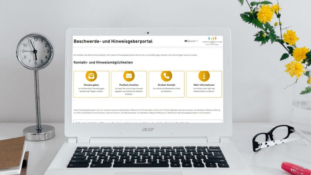 Laptop mit Beschwerde- und Hinweisgeberportal der Mansfeld-Löbbecke-Stiftung. Hinweis geben, Postfach, Kontakt, Infos.