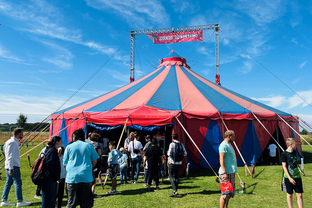 Mehrere Fahrräder sind am Straßenrand geparkt.