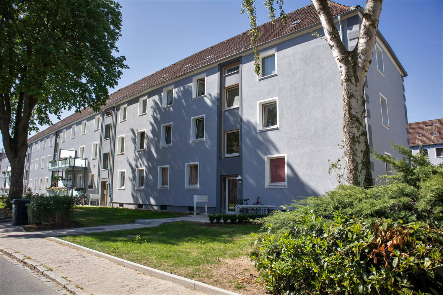 Ein Gebäude mit vielen Fenstern, das eine moderne Architektur zeigt.