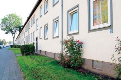 Eine Reihe von Fenstern an der Seite eines Gebäudes, die die Architektur und das Lichtspiel zeigen.