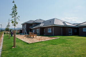 Eine große, grüne Wiese unter blauem Himmel.